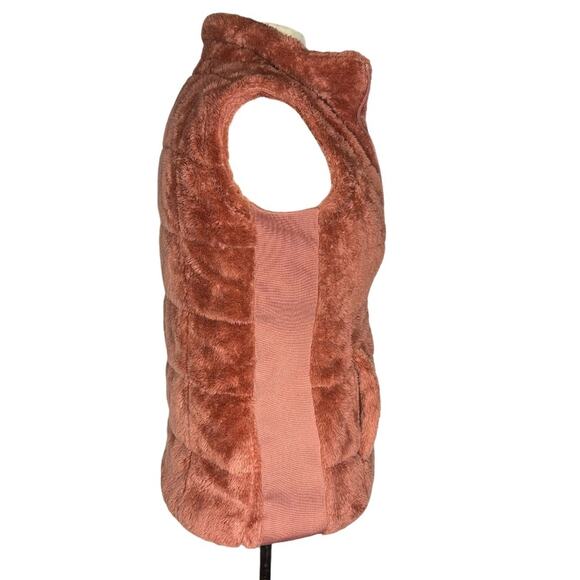 U). New York & Company Sleeveless Fuzzy Sherpa Quilted Vest Mauve Brown X-Small - Picture 5 of 10